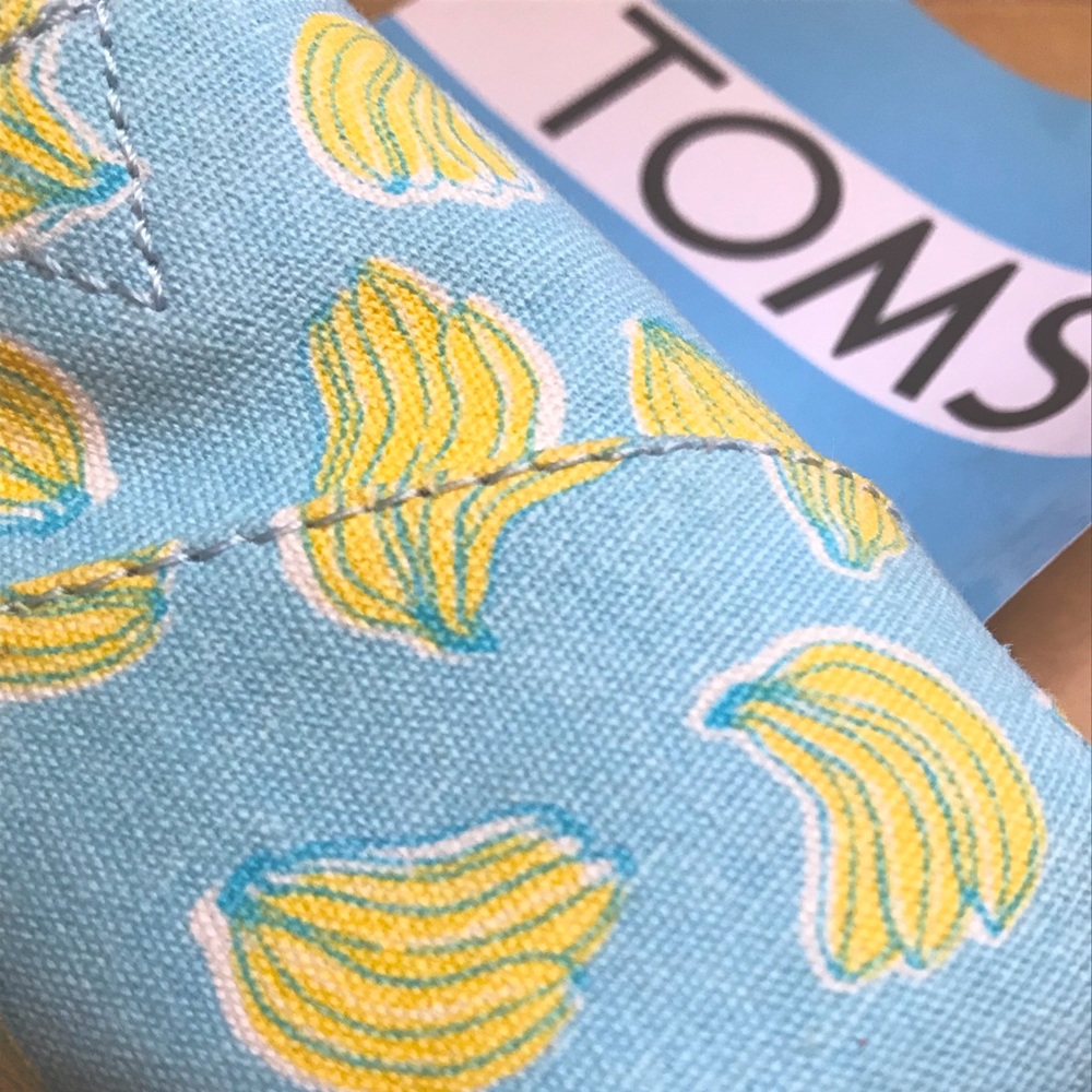 NWT Blue Banana Pattern TOMS